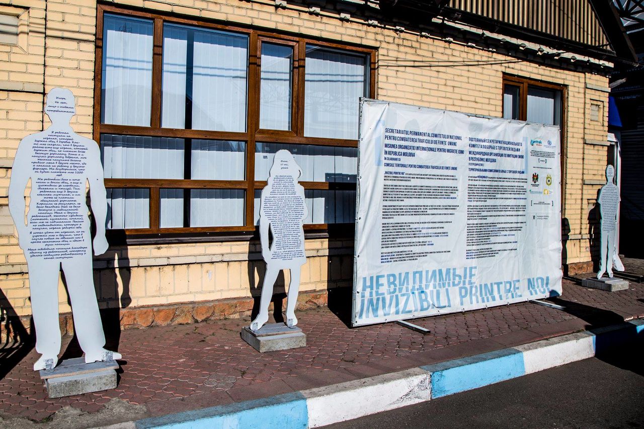На КПП «Отачь» путешественникам истории жертв трафика людей "рассказывают" ростовые фигуры