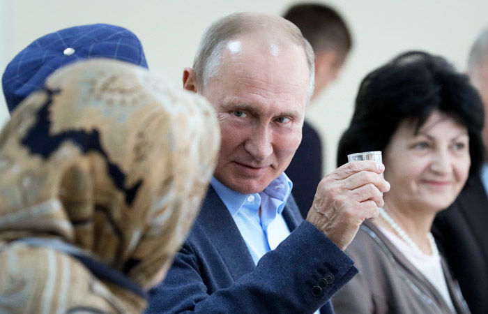 Путин в Дагестане выпил стопку водки, как и обещал 20 лет назад