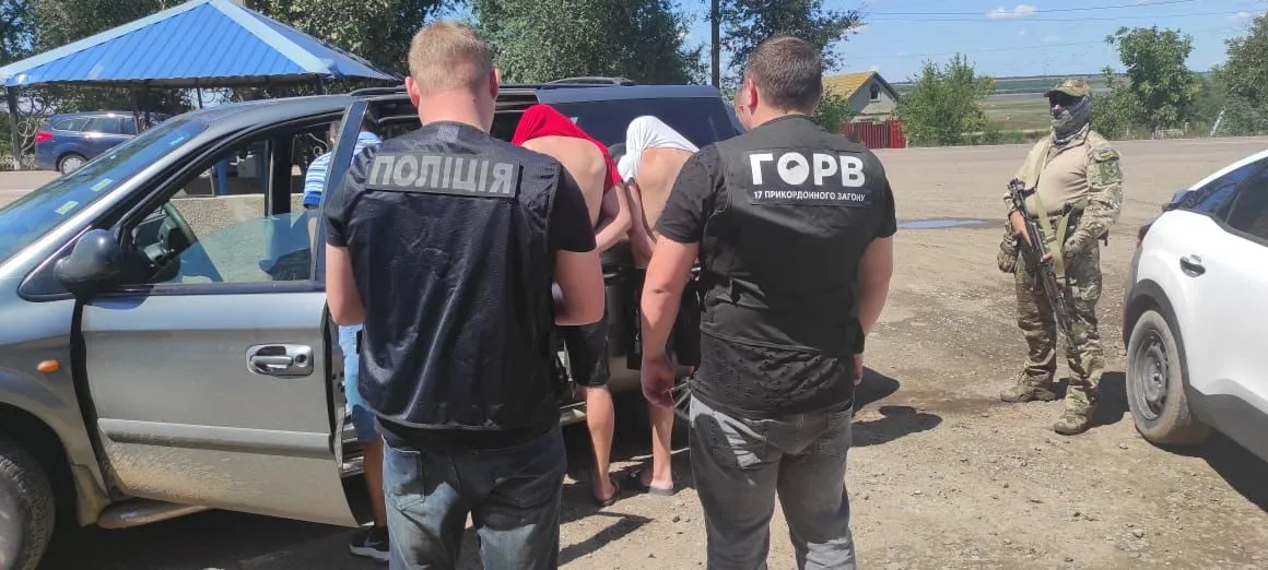 Граждане РМ пытались вывезти двух мужчин из Украины в нише под сиденьем