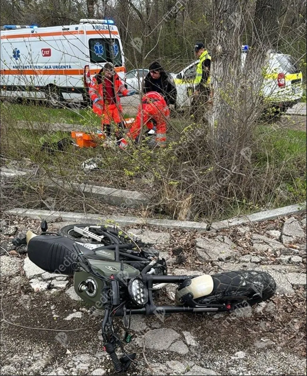 Accident la Ialoveni: Un tânăr a decedat după ce s-a izbit cu motocicleta de un copac