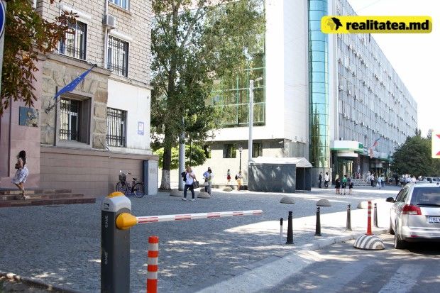 O tânără s-a ales cu o comoție cerebrală, după ce a fost lovită de bariera de acces auto din fața Ministerului de Finanțe