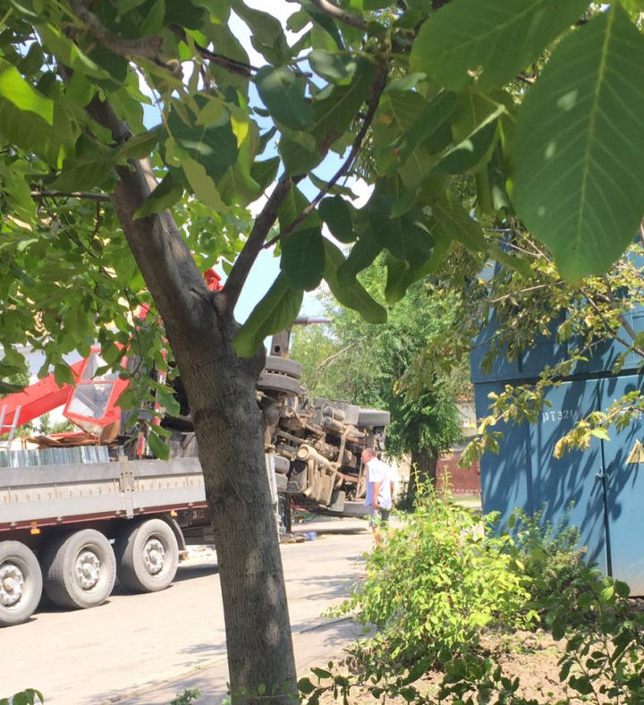Incident periculos pe un șantier din Capitală. O macara s-a răsturnat din motive necunoscute