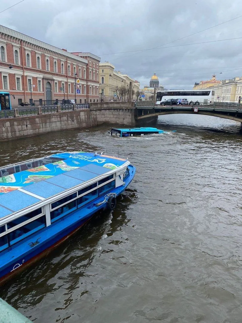 В Петербурге автобус с пассажирами упал с моста в реку