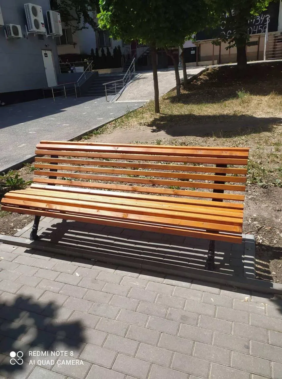 На пешеходной аллее на улице Ливиу Деляну установлена городская мебель