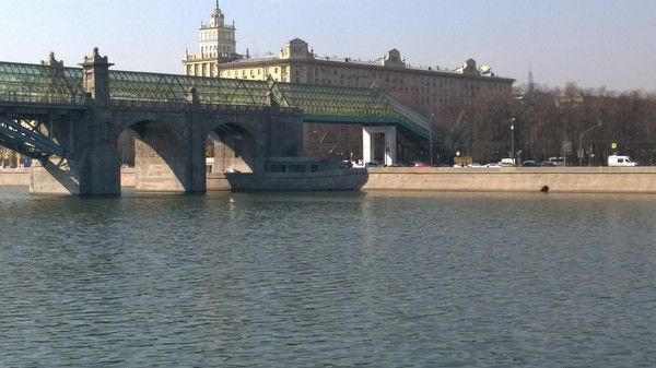 В Сети побились над загадкой о корабле-призраке на Москве-реке