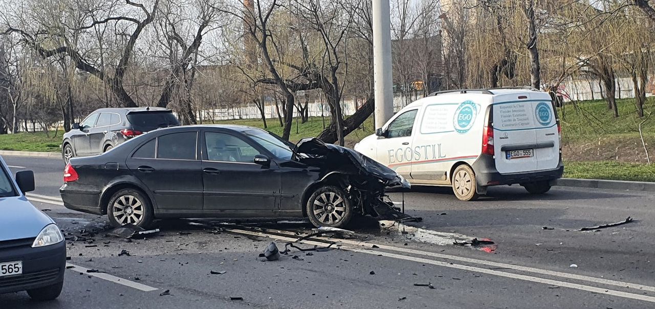 В Кишиневе при ДТП два автомобиля получили серьезные повреждения