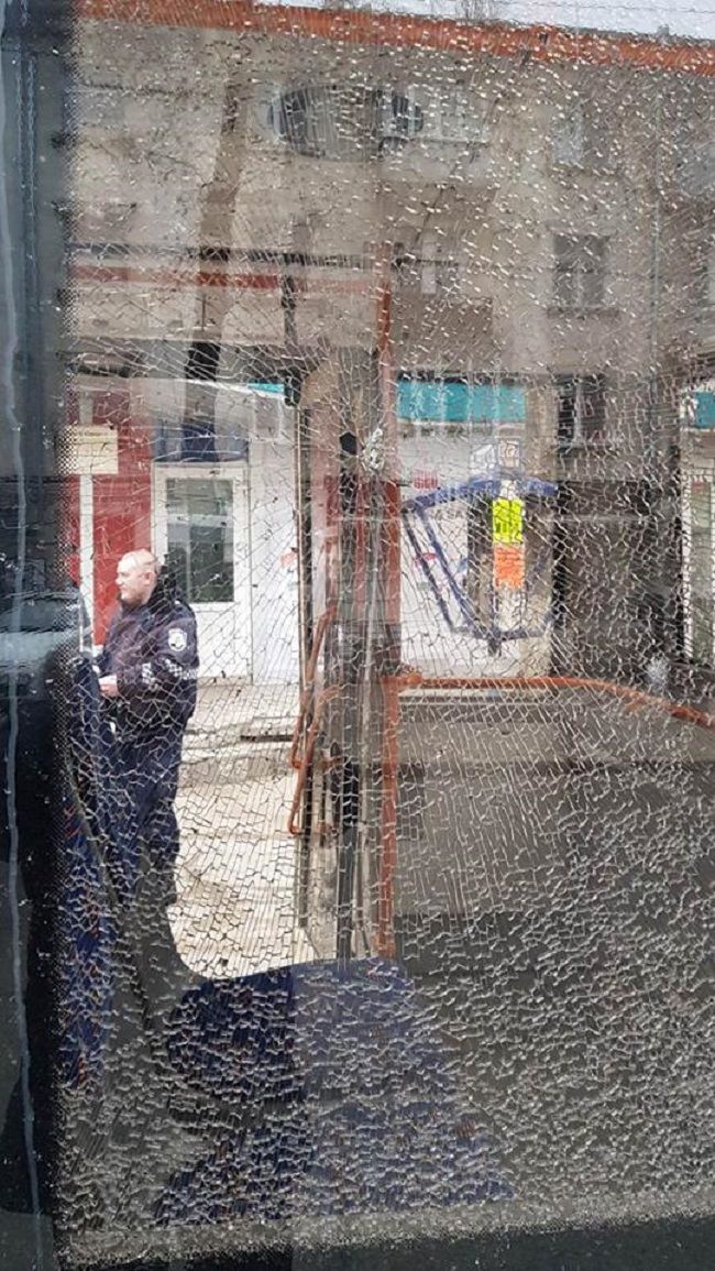 Неизвестные разбили окно троллейбуса, в котором находились пассажиры