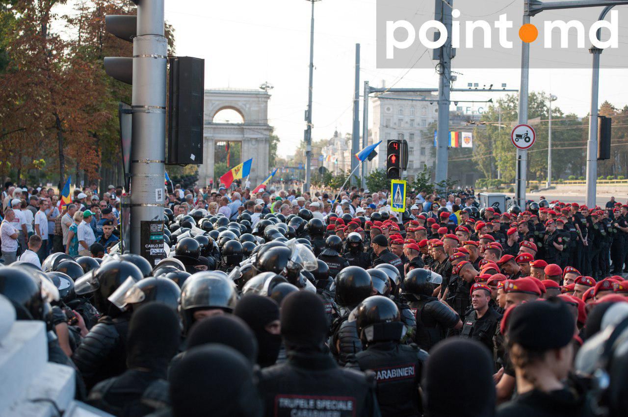 Полиция силой эвакуировала протестующих у памятника Штефану чел Маре