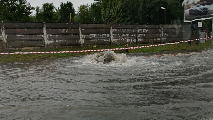 Bucureştiul, inundat după ploaie. Oamenii au ieşit cu bărcile la plimbare