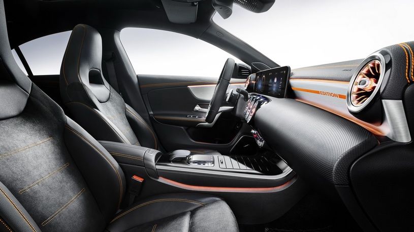 Новый Mercedes-Benz CLA стал крупнее и "умнее"