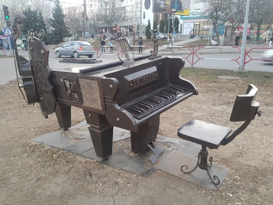 В Кишиневе на Чеканах появилась новая скульптурная композиция