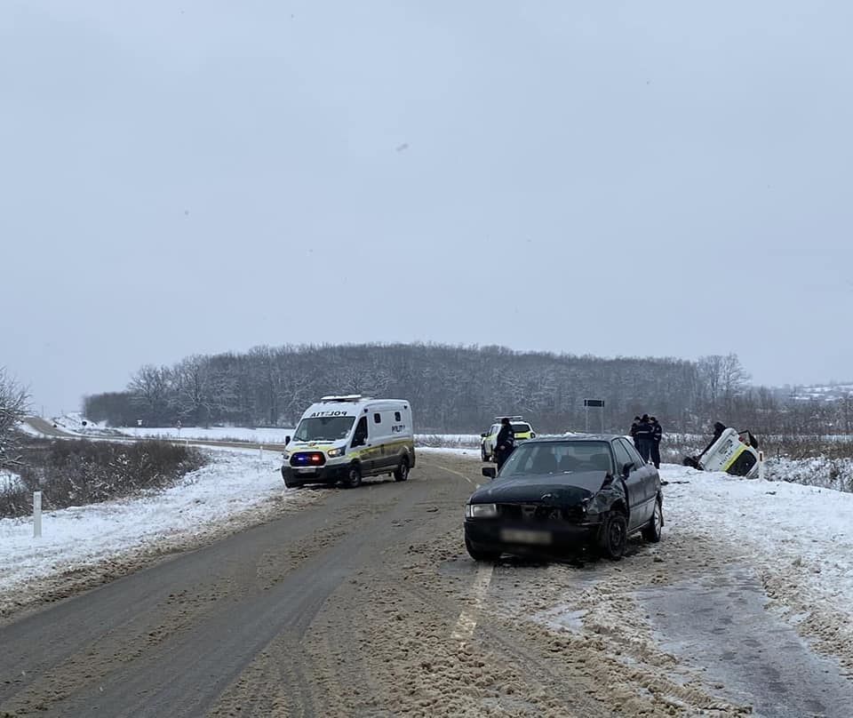 В Калараше в аварию попал автомобиль полиции, перевозивший задержанную