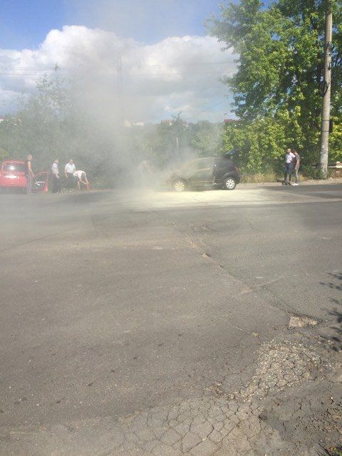 O mașină a luat foc din mers într-o intersecție din Capitală