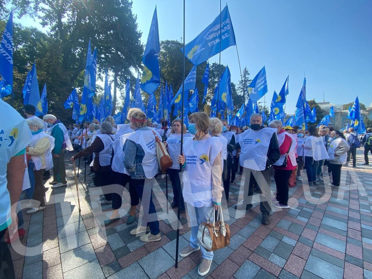 Украинская оппозиция вывела на протест к зданию Рады тысячи человек