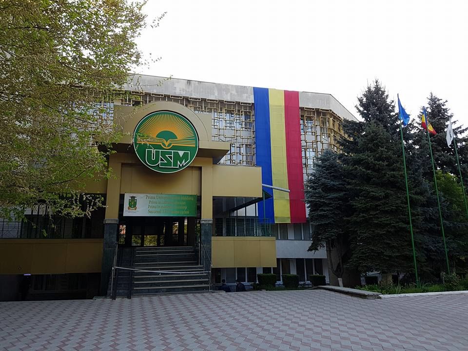 Un tricolor de 15 metri a fost arborat pe clădirea Universităţii de Stat din Moldova