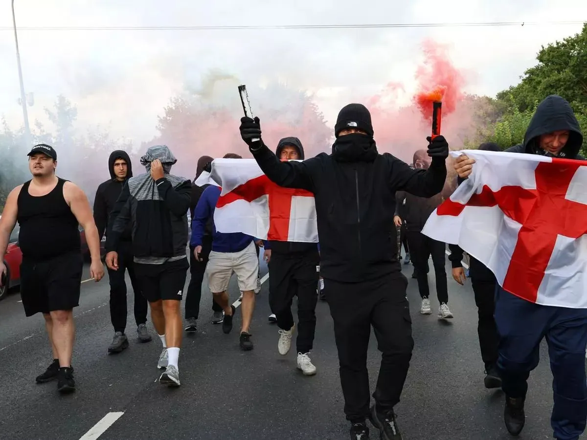 В Британии протестующие штурмовали полицейский кордон возле отеля для мигрантов