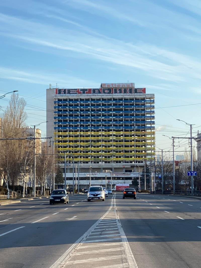 Здание гостиницы "Național" в Кишиневе выкрасили в цвета украинского флага