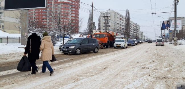 На дорогах Кишинева еще один спецавтомобилиль разломился надвое