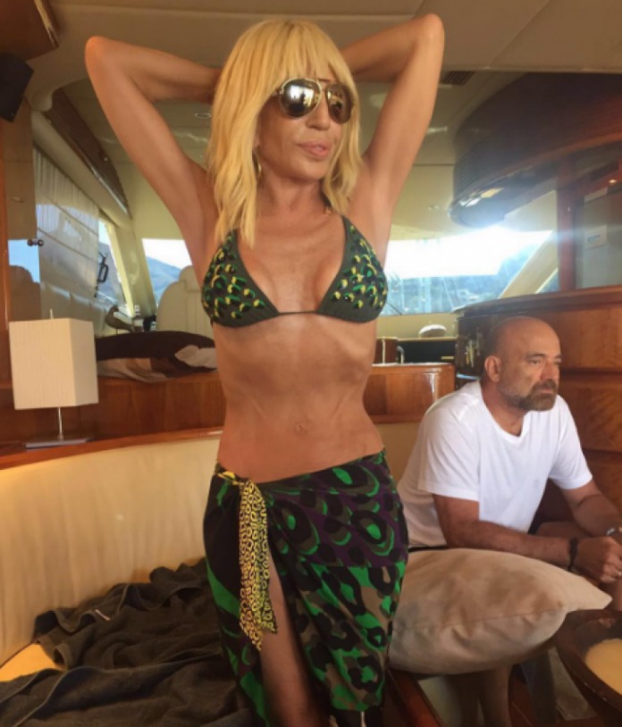 Donatella Versace s-a afișat în costum de baie la 61 de ani