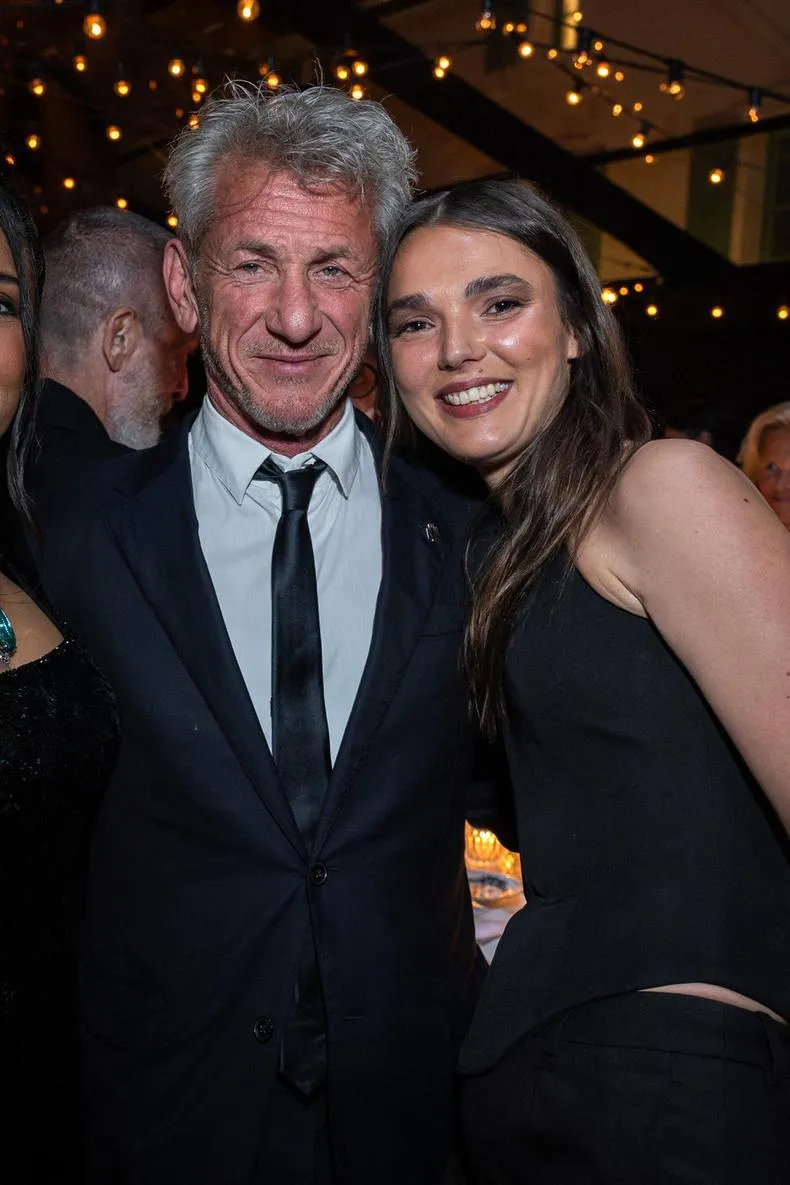 Sean Penn a mers pe covorul roșu de la Cannes cu iubita sa tânără din Moldova