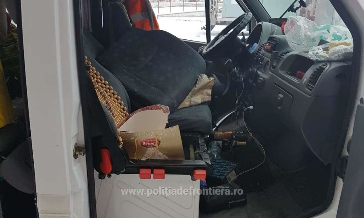 В тайниках своего Mercedes молдаванин спрятал от таможенников 7000 сигарет