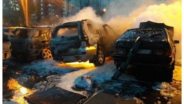 В Киеве на автостоянке произошел масштабный пожар