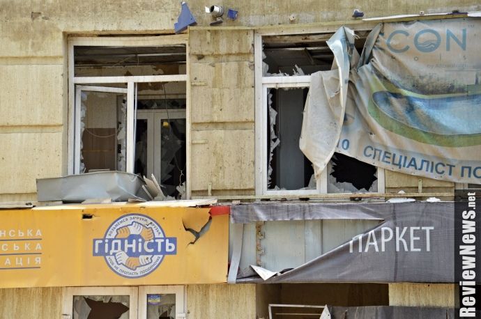 В Киеве фонтан кипятка разбил машины и окна дома