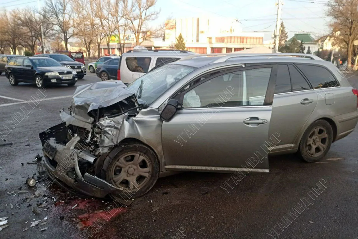 В Тирасполе произошло ДТП: два автомобиля столкнулись лоб в лоб