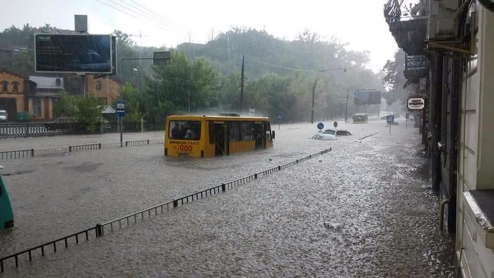 Во Львове эвакуировали 130 человек из затопленных ливнем машин