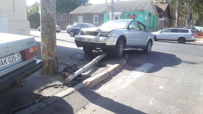 В Кишиневе женщина-водитель вылетела на тротуар и сшибла столб со светофором