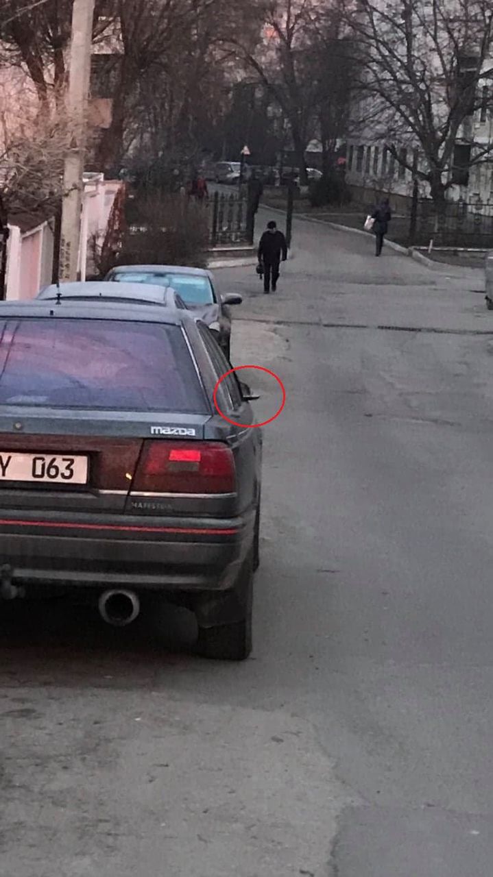 В столице неизвестный оставил без зеркал заднего вида 6 автомобилей