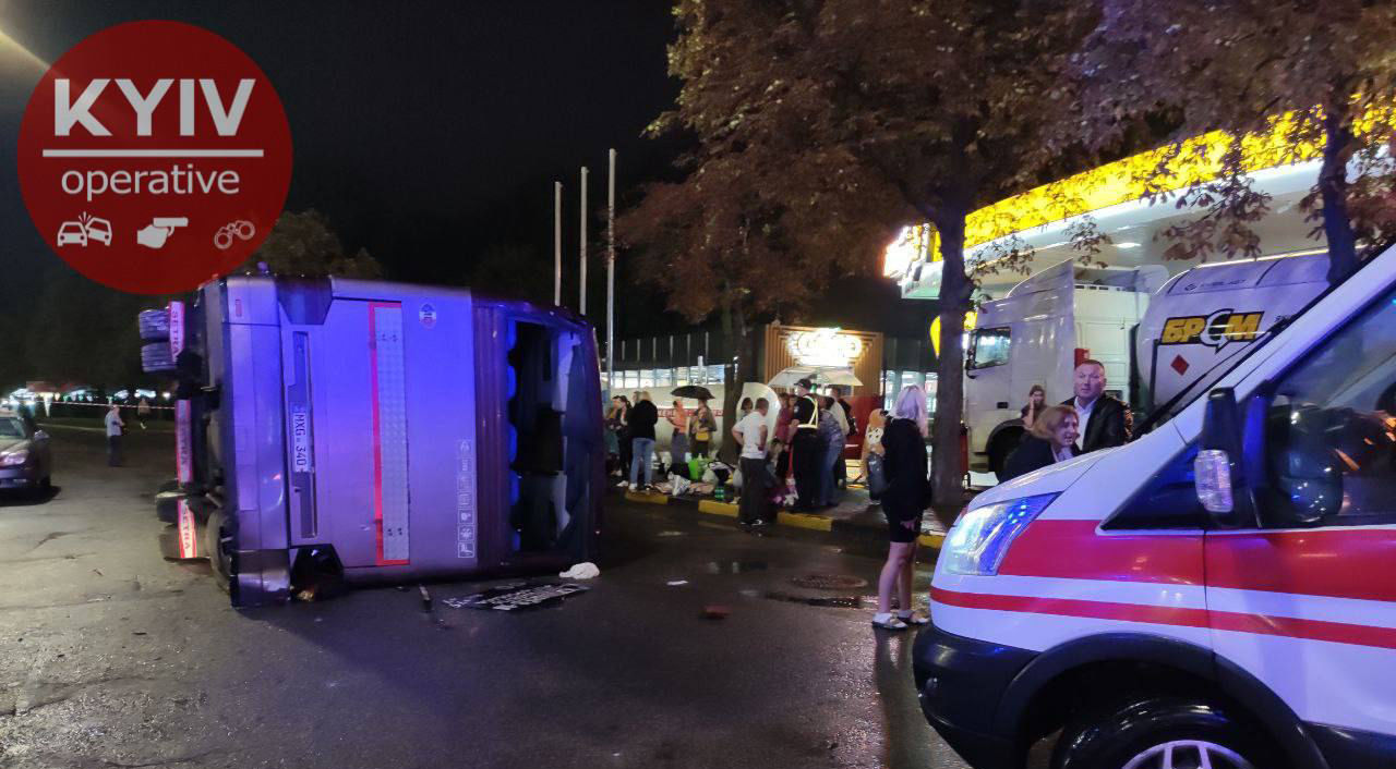 В Киеве перевернулся автобус Кишинев - Москва: пострадали 18 человек