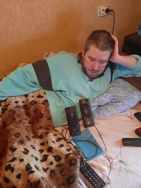 Мужчина, прикованный к кровати, не может выйти из дома из-за отсутствия пандуса