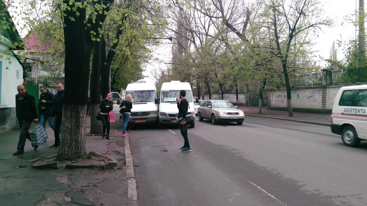 В Кишиневе две маршрутки не смогли поделить дорогу