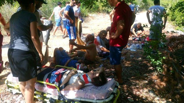 Un autobuz cu 27 de turiști la bord s-a prăbușit într-o prăpastie