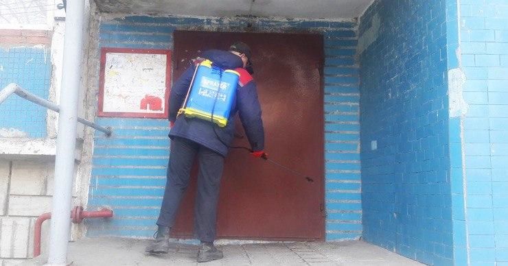 Во дворах многоэтажных жилых домов и на площадках для хранения мусора продолжается дезинфекция