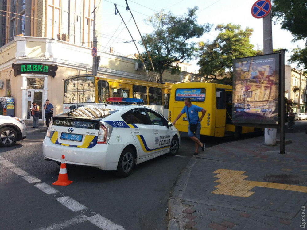 В Одессе маршрутка врезалась в троллейбус, есть раненые