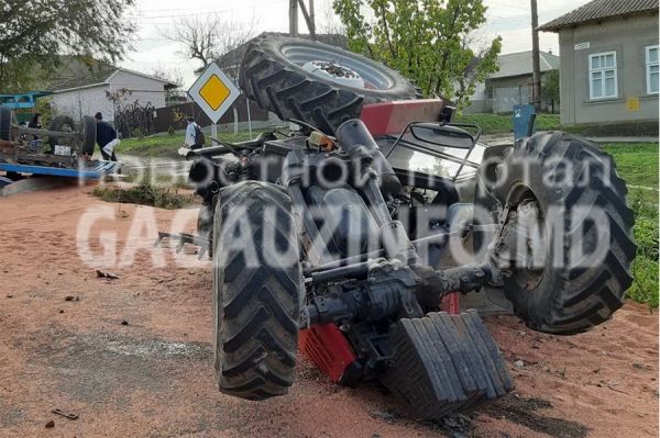 В Чадыр-Лунге перевернулся трактор, груженый зерном