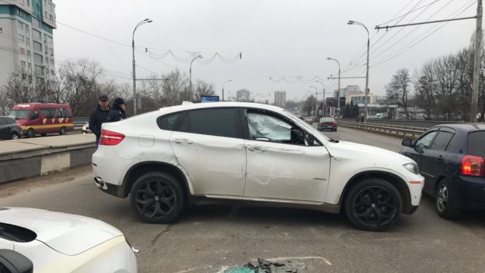 Accident de lux: BMW răsturnat pe Viaduct. Cine era la volan