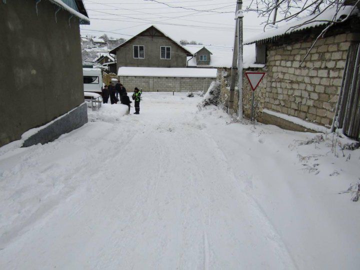 Accident grav la Străşeni. Un copil a intrat cu sania sub roata unei maşini