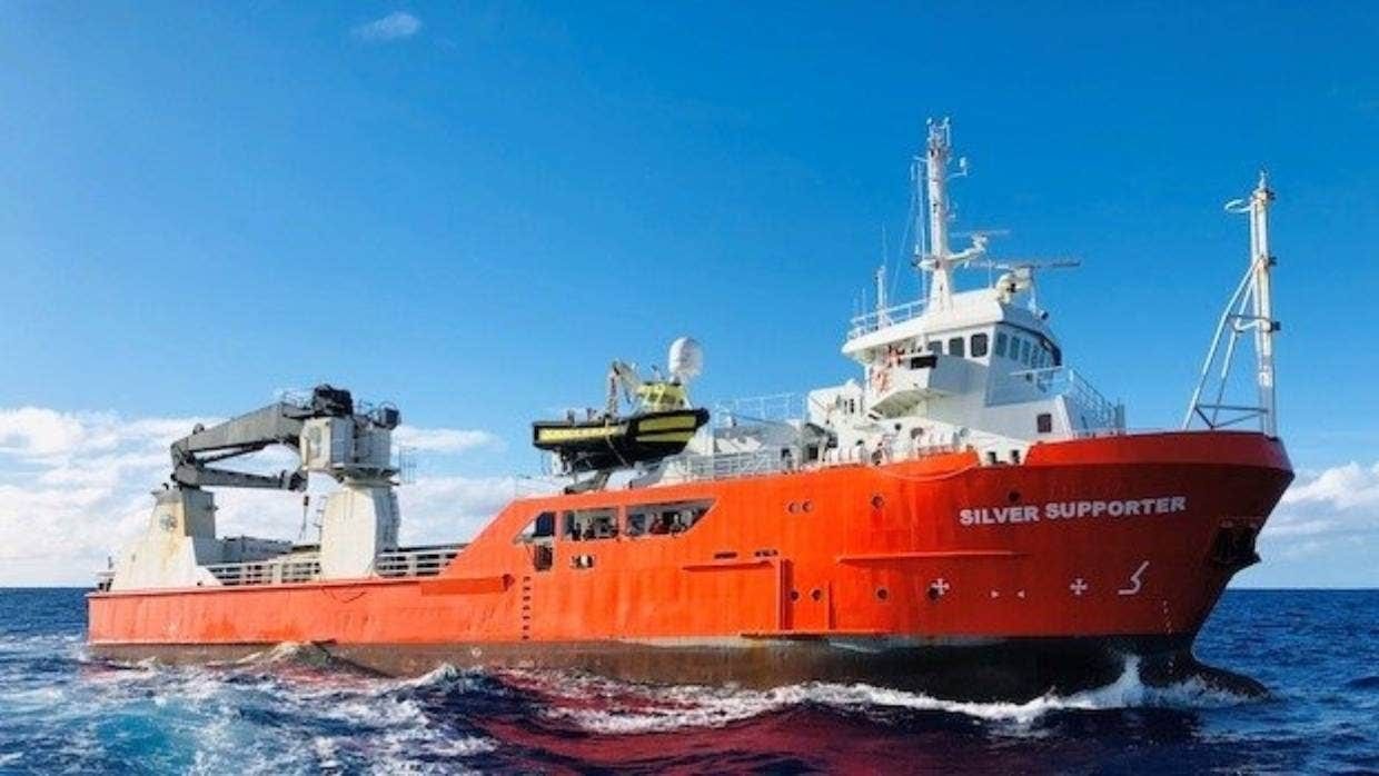 Упавший за борт судна моряк провел в океане 14 часов и выжил