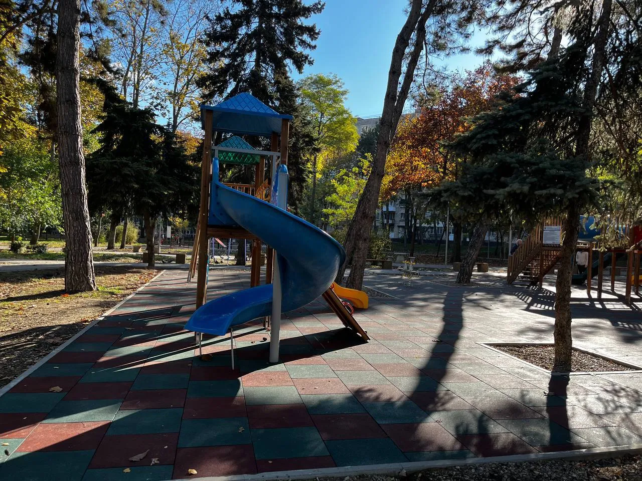 В сквере Дечебал в секторе Ботаника сдан в эксплуатацию новый игровой комплекс