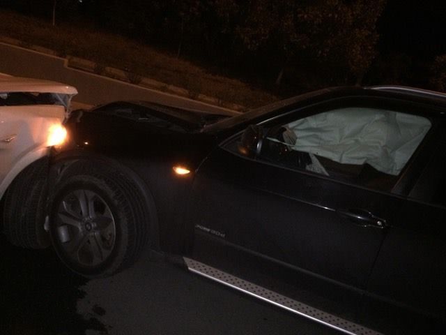 Două BMW-uri s-au ciocnit pentru că nu au împărțit drumul