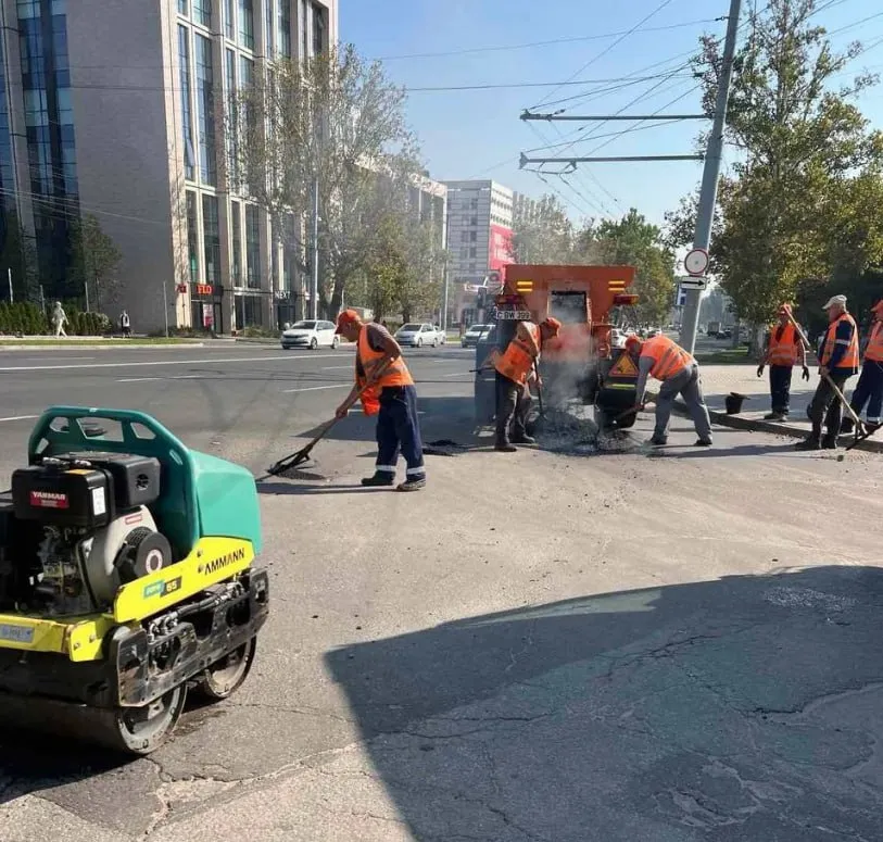 În Capitală se repară drumurile avariate de ploile abundente