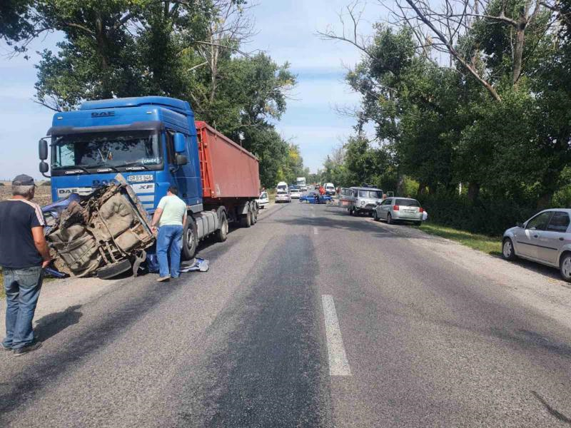 В Дрокии из-за аварии с участием трех авто и грузовика пострадали двое детей