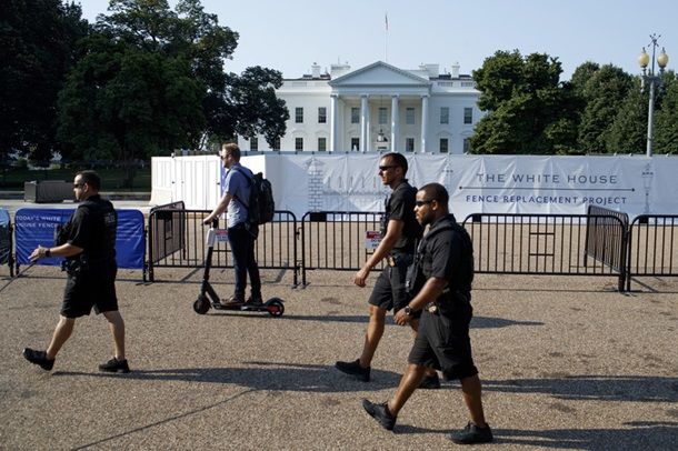 Трамп строит четырехметровую "стену" вокруг Белого дома