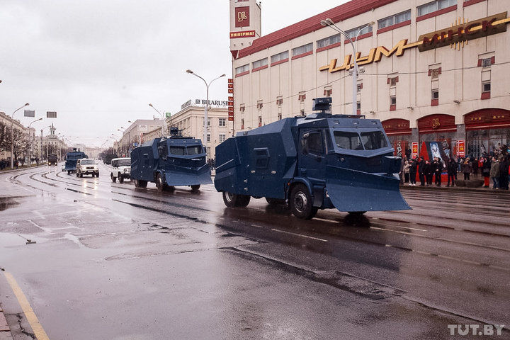 В Минске милиция выставила кордон со щитами на пути колонны протестующих