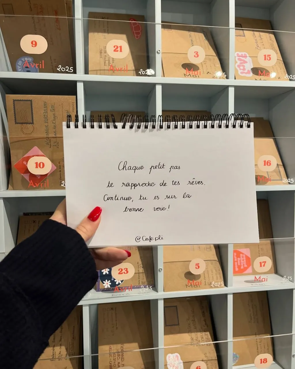 O cafenea unde clienții își pot scrie o scrisoare și o pot primi peste 20 de ani, deschisă la Paris