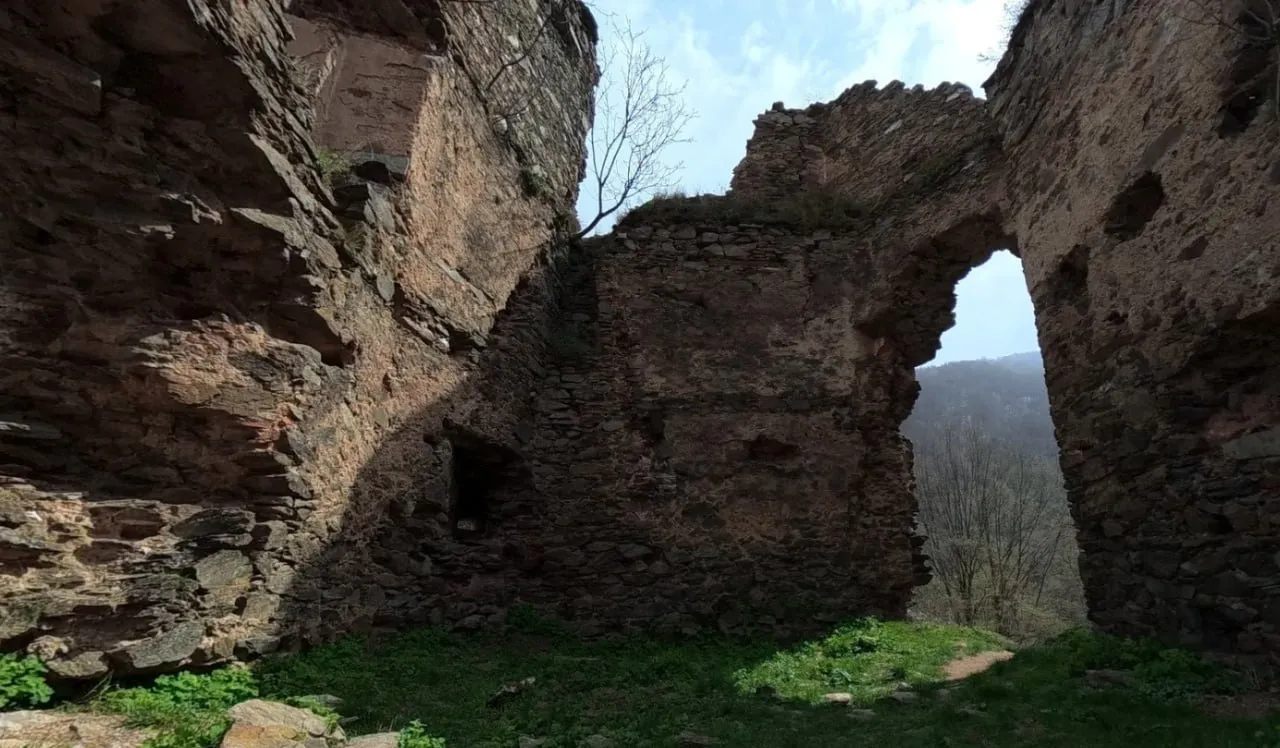 O cetate din secolul al XIV-lea, redescoperită în Carpați