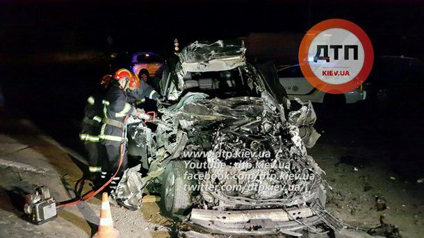 Под Киевом джип врезался в мусоровоз: погибли двое молдаван